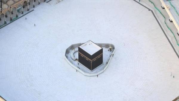 القمر يتعامد مع الكعبة المشرفة فى ظاهرة تشاهد بالعين المجردة اليوم