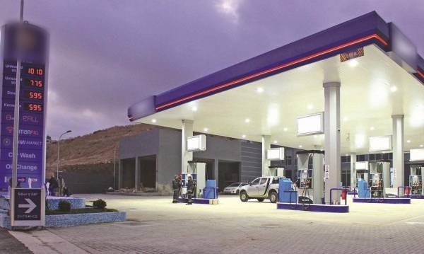 ترجيح تخفيض أسعار المحروقات بنسبة 13