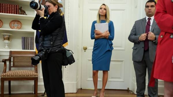 ميكروفون يلتقط حوارا بالبيت الأبيض يعزز نظرية المؤامرة عن وجود لقاح لكورونا