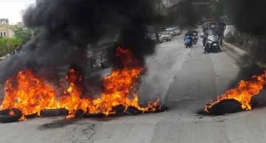 (15) محتج يغلقون شارع المصفاة !!