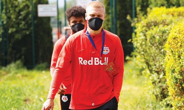 قواعد كرة القدم في عصر كورونا: من تجريم البصق الى التعقيم والكمامات!