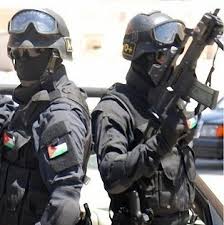 القبض على شخص حاول إيذاء رجل أمن عام بأداة حادة في جبل النزهة