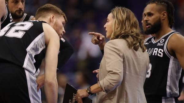 لاعبة منتخب روسيا السابقة هامون قد تصبح أول امرأة مدربة في NBA