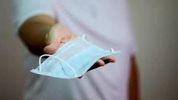 أمر الدفاع 11 يلزم بارتداء الكمامات والقفازات