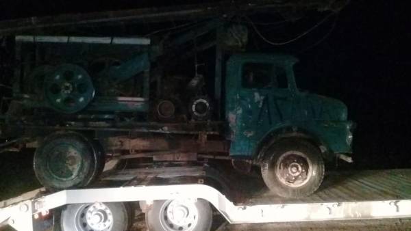 ضبط حفارة وتوقيف شخص داخل مزرعة في معان