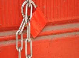 اغلاقات ومخالفات لمحلات تجارية في الطفيلة