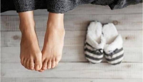 خبراء: إبقاء القدمين حافية في المنزل ضروري جدا للصحة
