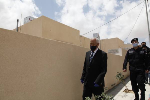 بتوجيهات ملكية.. العيسوي يسلم 25 مسكناً للأسر العفيفة في معان