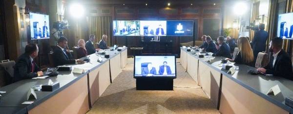 الملك يبارك جهود شركاء جامعة الشرق الأوسط في بنك الشفاء والصحة الأردني