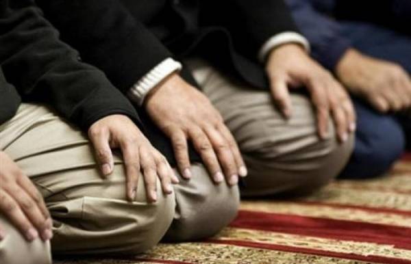 إحالة (12) شخصا إلى جنح أمن الدولة بعدما أدوا صلاة التراويح على سطح منزل