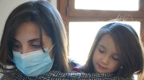 في حلبة كورونا...اختراع وسيلة لـعناق آمن...شاهد!