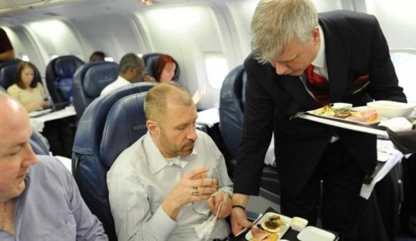 مضيفة تعترف وتكشف سبب خطورة وجبات الطائرات على الصحة؟