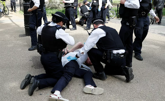 احتجاجات بلندن على إرشادات التباعد