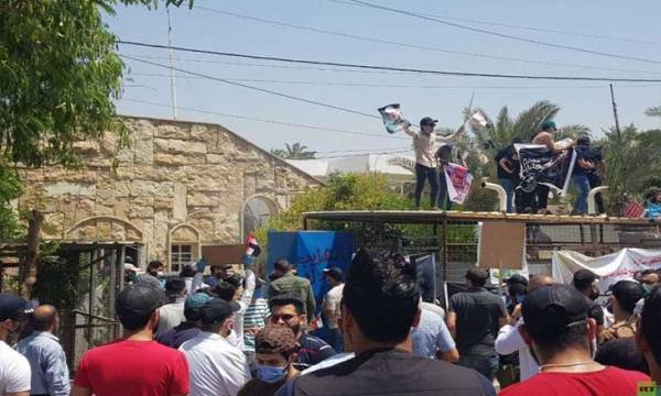 عراقيون يقتحمون مقر قناة «أم بي سي» السعودية ويحطمون محتوياته