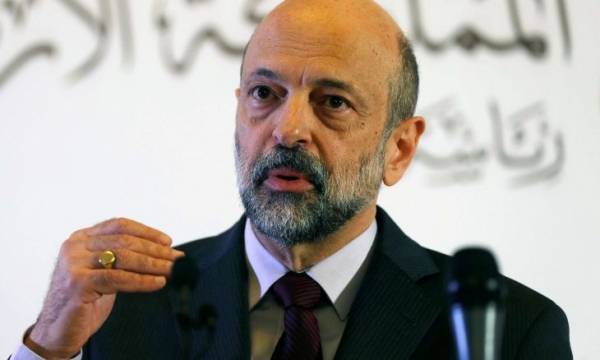 الرزاز للأردنيين: ادعوا الله أن نعود للمساجد