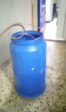 شاهد الفيديو : ضبط شخص يقوم بتصنيع خمور بصورة مخالفة للقانون