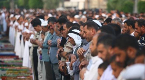 الأزهر: صلاة عيد الفطر لا تصح جماعة خلف تلفاز أو مذياع أو بث إلكتروني مباشر