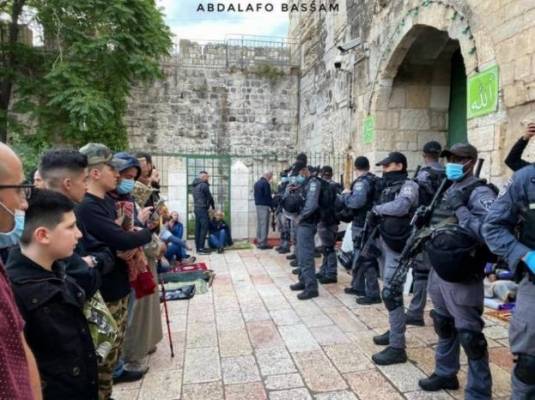 الاحتلال يعتدي على المصلين أمام بوابات الأقصى