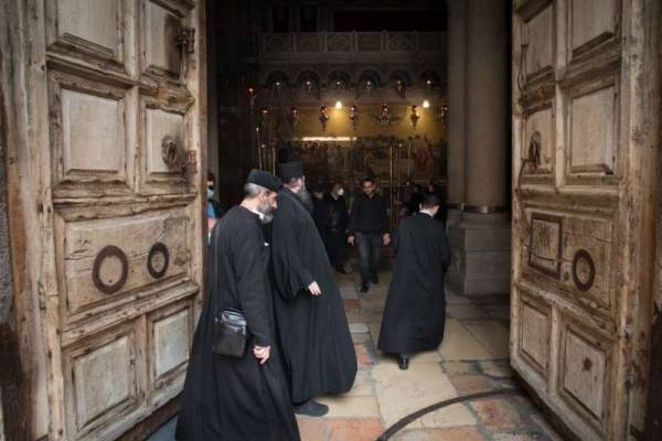 إعادة فتح أبواب كنيسة القيامة مع الالتزام بإجراءات السلامة