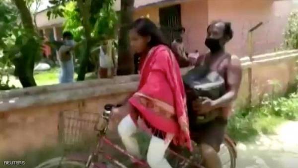 تقطع 1200 كيلومتر على دراجة.. قصة فتاة تكسر إغلاق كورونا