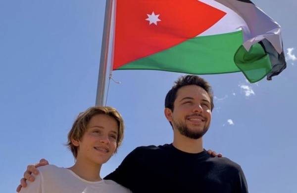 ولي العهد يشارك الأردنيين في رفع العلم بمناسبة عيد الاستقلال