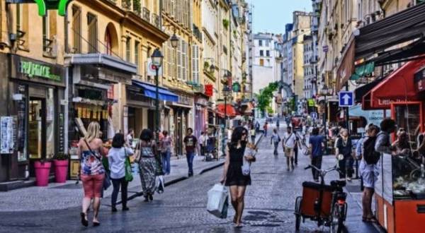 بلد أوروبي يفتح كل شيء ويهدي السكان قسائم فندقية مجانية