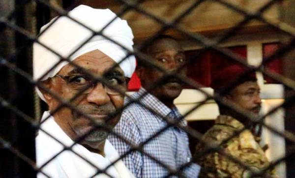 البشير يرفض الخضوع لفحص كورونا