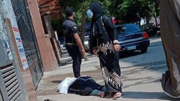 إمرأة مصابة بفيروس كورونا ملقاة في الشارع ترفض المستشفيات استقبالها تثير الجدل العام في مصر