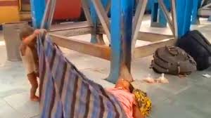 شاهد طفلا يوقظ أمه الميتة بسبب الحجر الكوروني والجوع