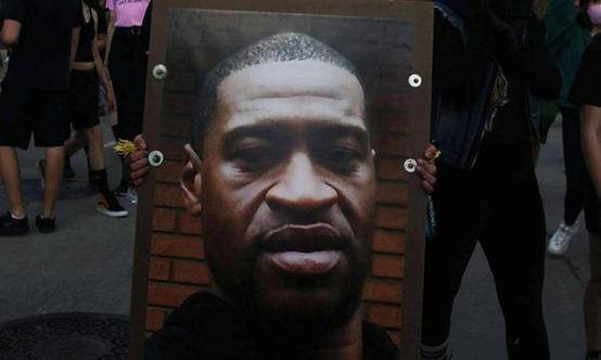 من هو العملاق اللطيف الذي أشعل المظاهرات باميركا؟