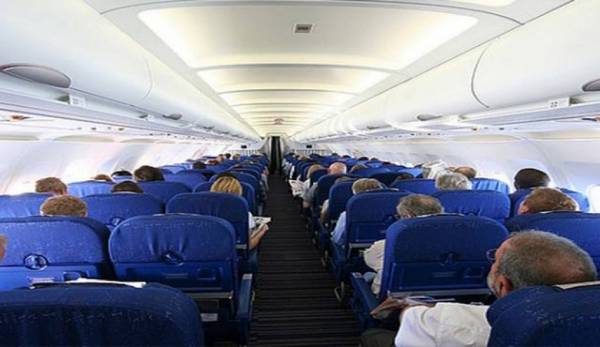 ماوراء أسباب منع الركاب خلع أحذيتهم خلال الطيران