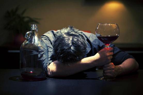 الحكومة تعدل التعرفة الجمركية للمشروبات الكحولية