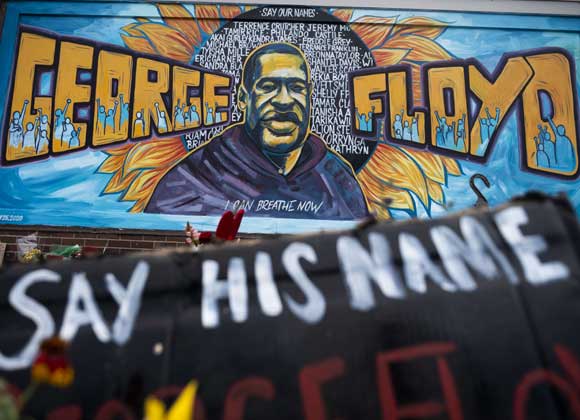 تشريح لجثة الأميركي جورج فلويد أجري بطلب من أسرته أظهر وفاته اختناقاً من جرّاء ضغط مطوّل.. صور