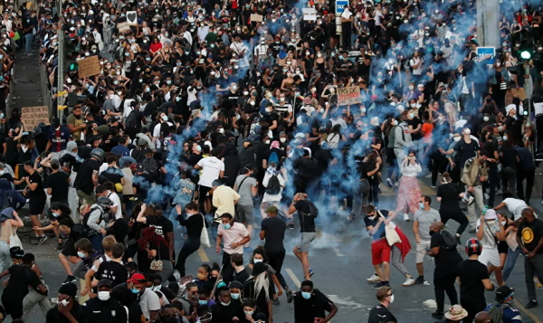 عشرات الآلاف يتظاهرون في باريس