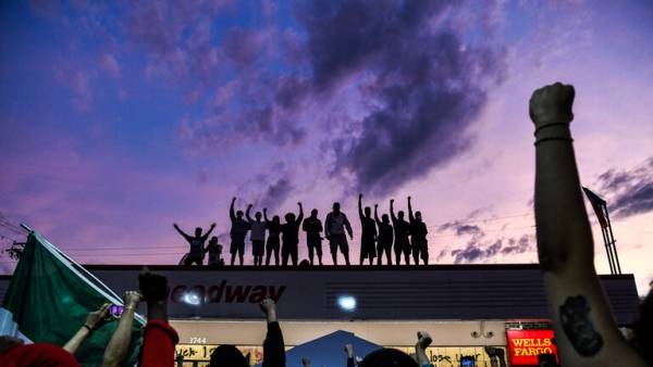 فيسبوك يحذف حسابات مجموعة ناقشت تسليح المحتجين في الولايات المتحدة