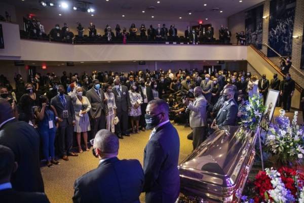 مئات الأميركيين يشاركون في تأبين فلويد ودعوات لمواصلة التظاهر