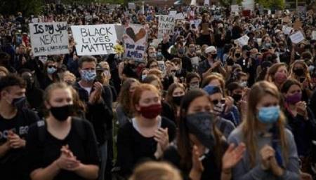تواصل الاحتجاجات على العنصرية في أميركا وترمب يطلب نشر10 آلاف جندي