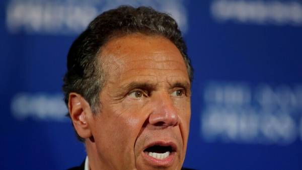 حاكم نيويورك يطالب ترامب بالاعتذار