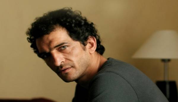 عمرو واكد يعلن شفاءه ونجله من فيروس كورونا المستجد