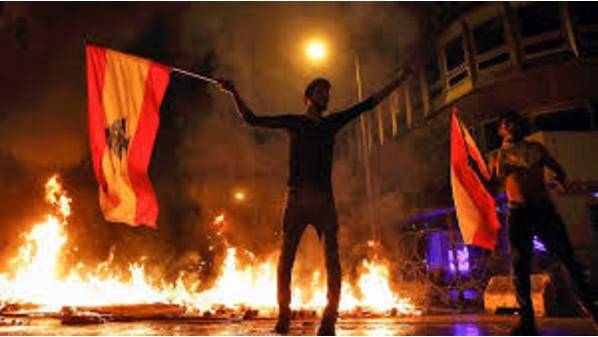 مواجهات ليلية بين محتجين وقوى الامن في بيروت توقع جرحى