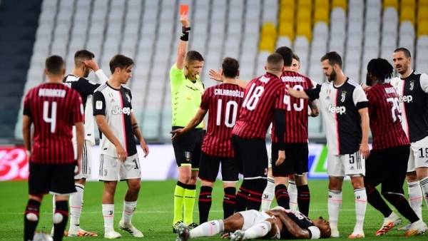 شاهد.. تدخل عنيف من لاعب ميلان على طريقة كونغ فو ضد لاعب يوفنتوس