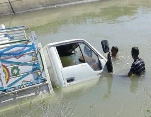 سقوط مركبة توزيع غاز في قناة الملك عبد الله