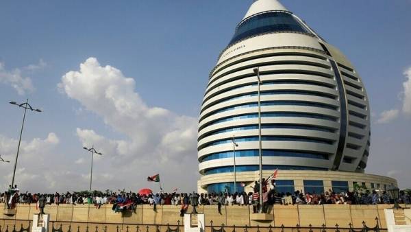 السودان يمدد إغلاق مطار الخرطوم ويعلن آخر حصيلة لضحايا كورونا