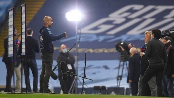 لفتة مؤثرة من لاعبي مانشستر ضد العنصرية وغوارديولا يطالب بالاعتذار