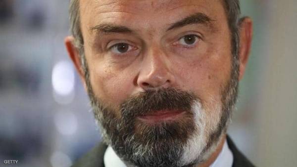 كيف أصبحت لحية رئيس وزراء فرنسا البيضاء رمزا لأزمة كورونا؟