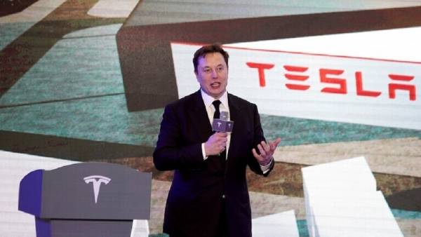 زوجان اشتريا سيارة بـ100 دولار وباعاها لإيلون ماسك بمليون دولار