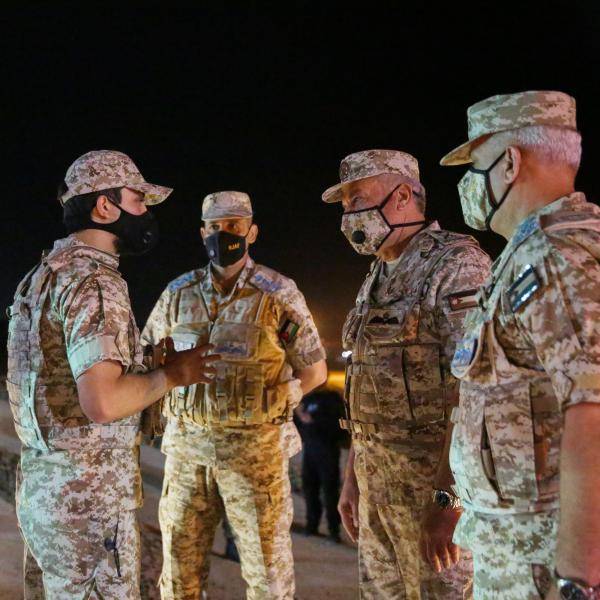 ولي العهد يرعى تخريج دورتين للطيران التعبوي .. ويتابع تمرينا ليلياً