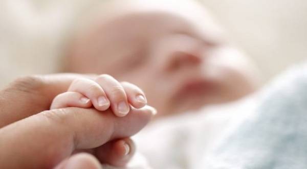 الصحة العالمية تنصح الأمهات المصابات بكورونا بمواصلة الرضاعة الطبيعية