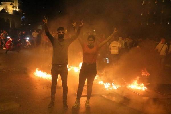 لبنان: تحركات احتجاجية وقطع طرق ليلا وسقوط جرحى