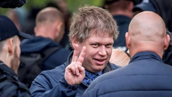 الحكم بسجن سياسي اشتهر بإحراقه نسخة من القرآن الكريم